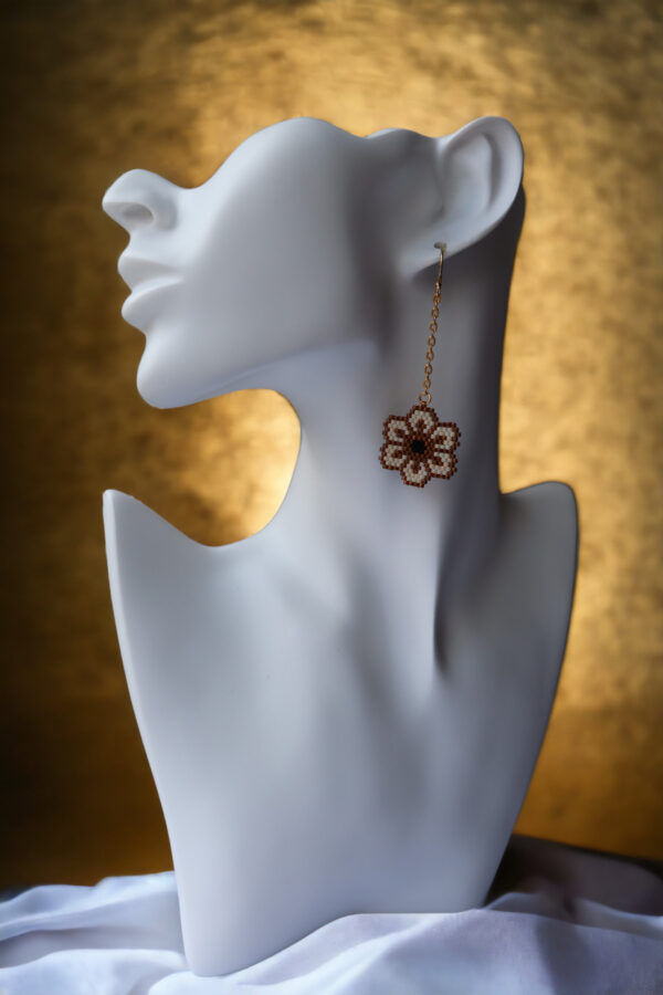 Floral Gold and Cream Beaded Earrings - Image 3